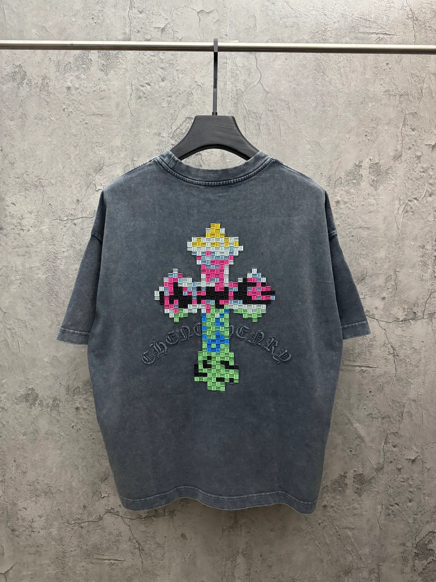 P220 top version, real shot without P, ​​different from market currency) 𝗖𝗵𝗿𝗼𝗺𝗲 𝗛𝗲𝗮𝗿𝘁𝘀/Chloe Heart 2026 Spring New Original Single Counter American Washed Patch Embroidered Couple Short Sleeves 👑The highest version! Customized fabric 320 grams, washed and fried. Best-selling model at the counter. Very comfortable to wear. Accessories: Original molded and authenticated collar label➕100% silk wash label. Genuine purchase-grade original hangtag➕matching hanging rope➕3D hanging beads➕original packaging bag. Craftsmanship: The original version has consistent wiring! The highest version of the armhole matching technique! Color: Black Gray Size: S M L XL Style No.: 6604